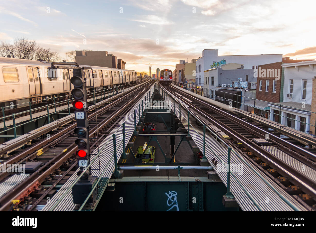 Astoria, New York - 11 März 2016 erhöhten U-Bahn-Gleise durch westliche Queens für die Q und N Züge ausführen. Stockfoto