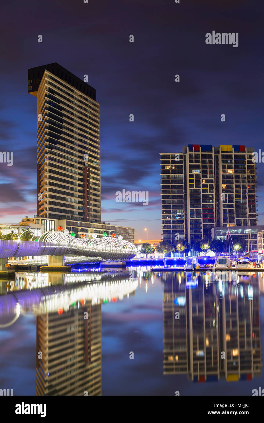 Der Yarra Rand Hafen und Webb Bridge in der Dämmerung, Melbourne, Victoria, Australien Stockfoto