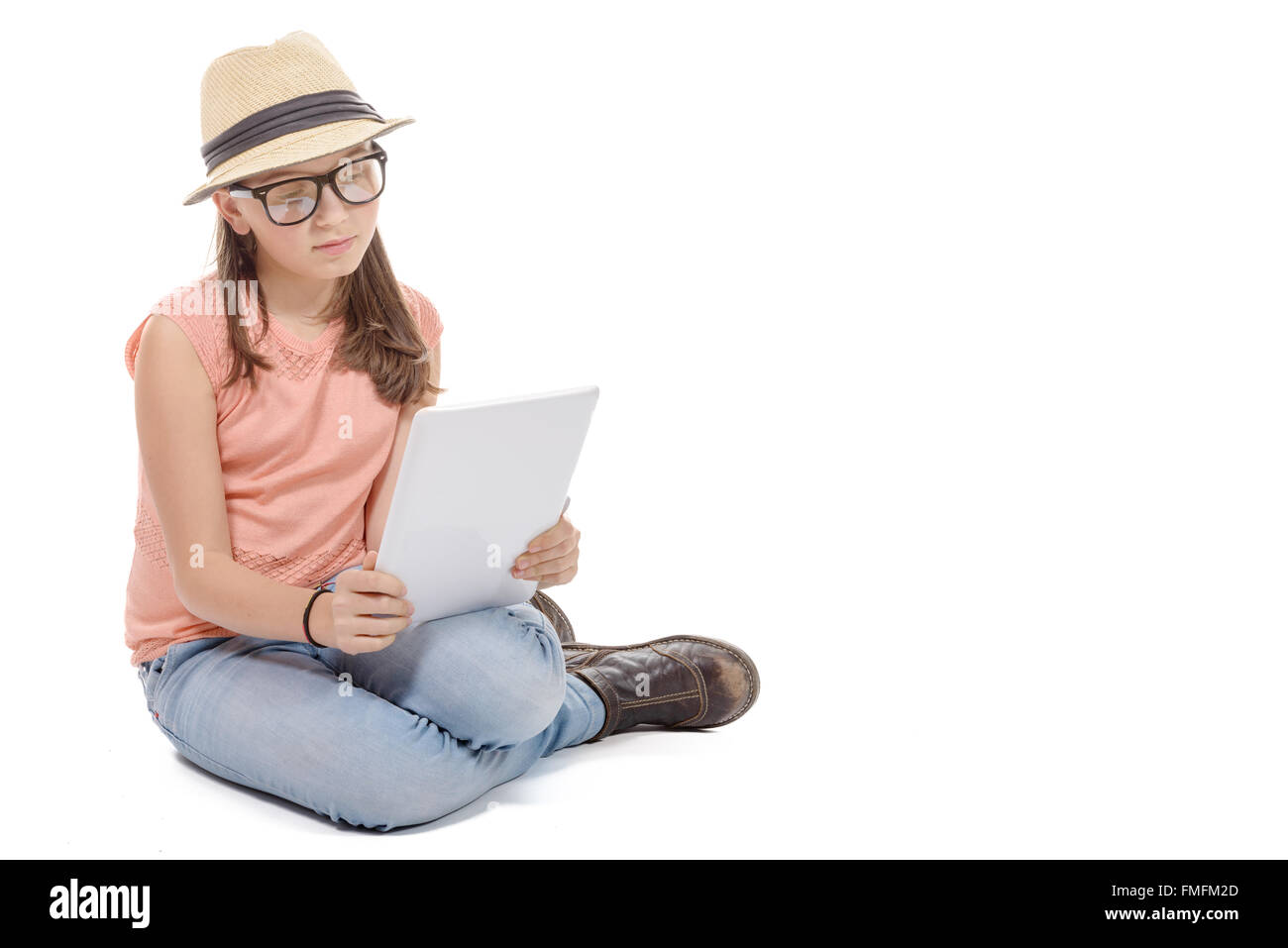 ein schönes pre-teen-Mädchen mit einem Tabletcomputer. Stockfoto