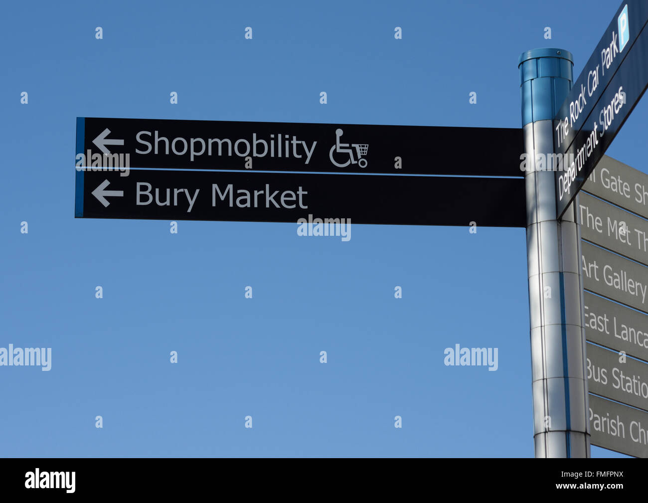 Shopfmobilität und Fingerpost-Beschilderung für den Bury-Markt mit klarem blauen Himmel in Bury lancashire, großbritannien Stockfoto