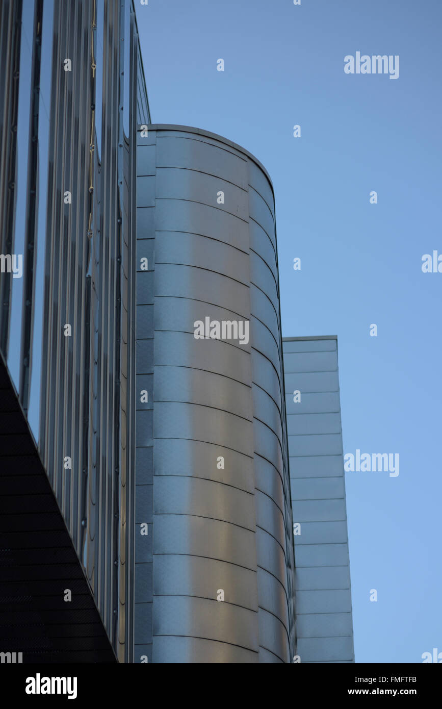 Gebogene Aluminium Schindeln für kommerzielle Gebäude am Rock Dreieck gemischt Einzelhandel, Freizeit und Wohnentwicklung in Lancashire England bury Stockfoto