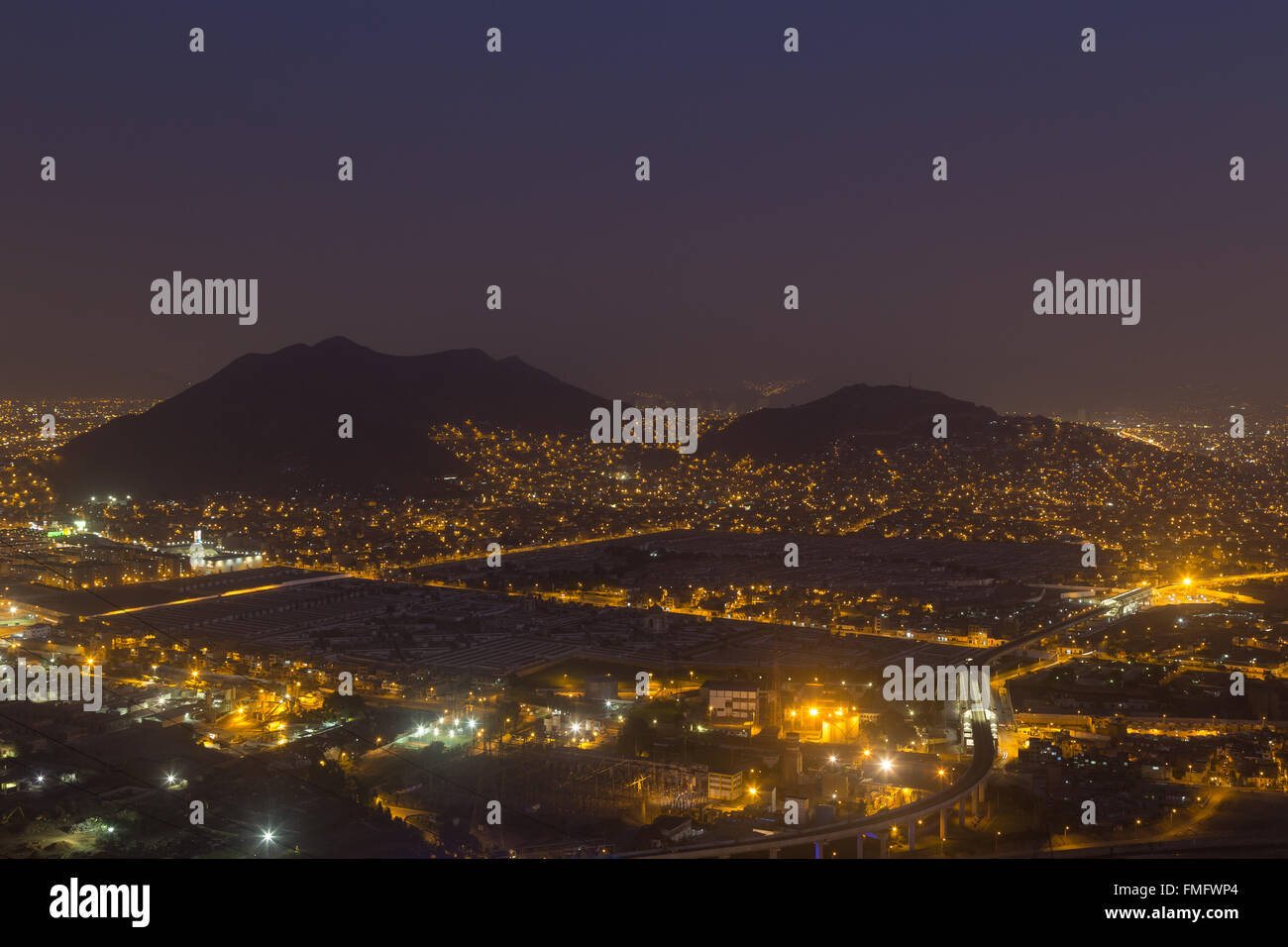 Panoramablick von der peruanischen Hauptstadt Lima vom Cerro San Cristobal bei Nacht. Stockfoto