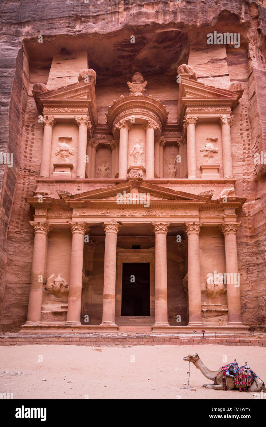 Das Finanzministerium Gebäude, Ruinen Al Khazneh in die roten Felsen des Haschemitischen Königreichs Jordanien, Petra, Nahost. Stockfoto