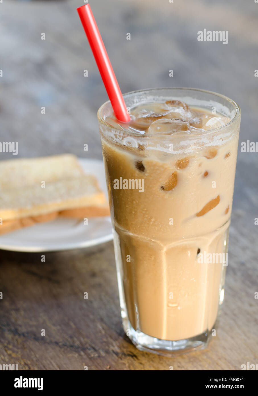 Glas kalter Kaffee auf Holztisch Stockfoto