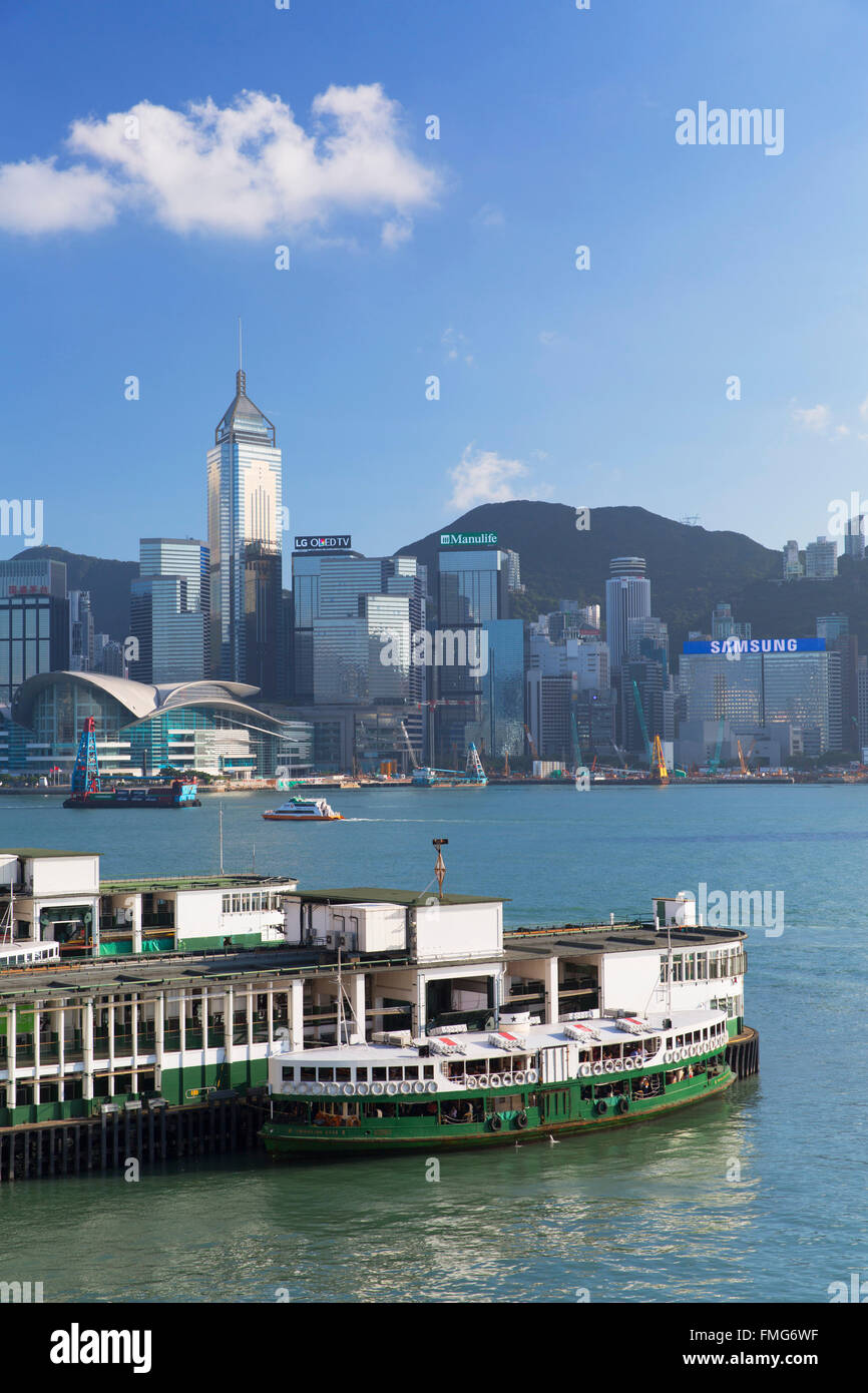 Blick auf die Skyline der Star Ferry Terminal und Hong Kong Island, Hongkong, China Stockfoto