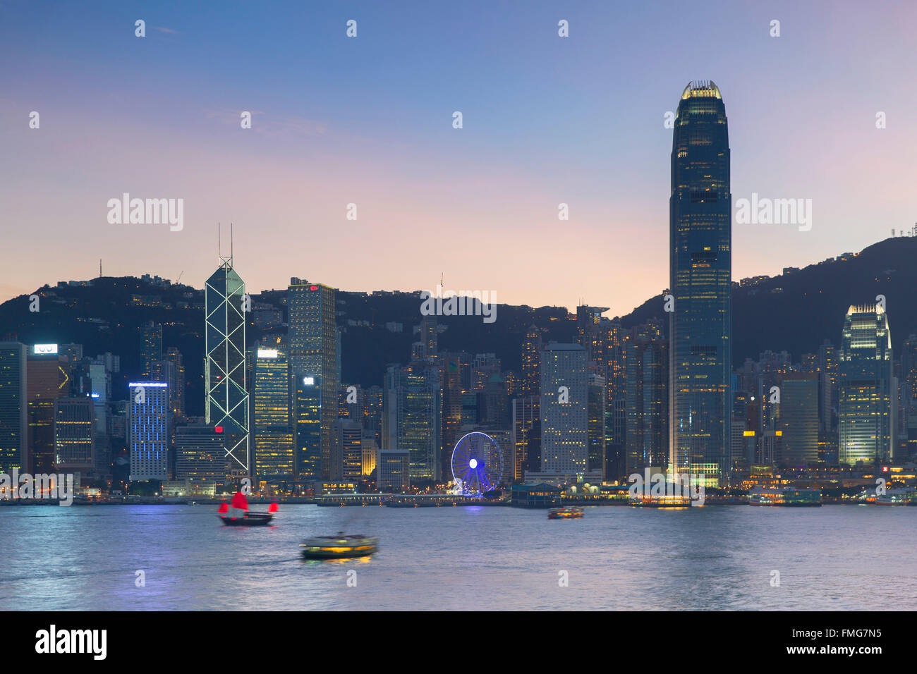 Blick auf Hong Kong Island Skyline in der Abenddämmerung, Hong Kong, China Stockfoto