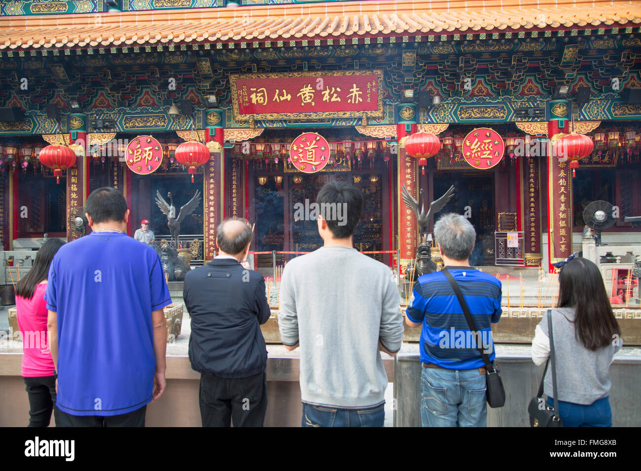 Menschen beten am Wong-Tai-Sin-Tempel, Wong Tai Sin, Kowloon, Hong Kong, China Stockfoto