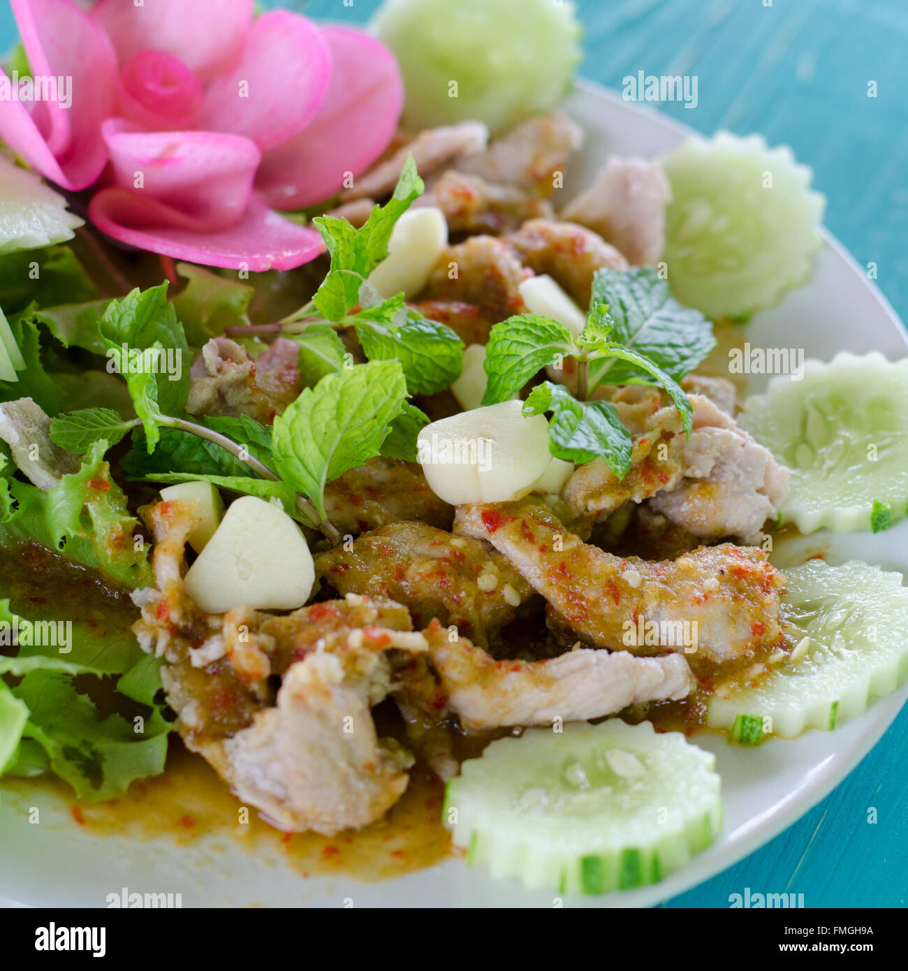Gekochtes Schweinefleisch mit Limetten-Knoblauch und Chili-Sauce (Moo Ma Nao) Stockfoto