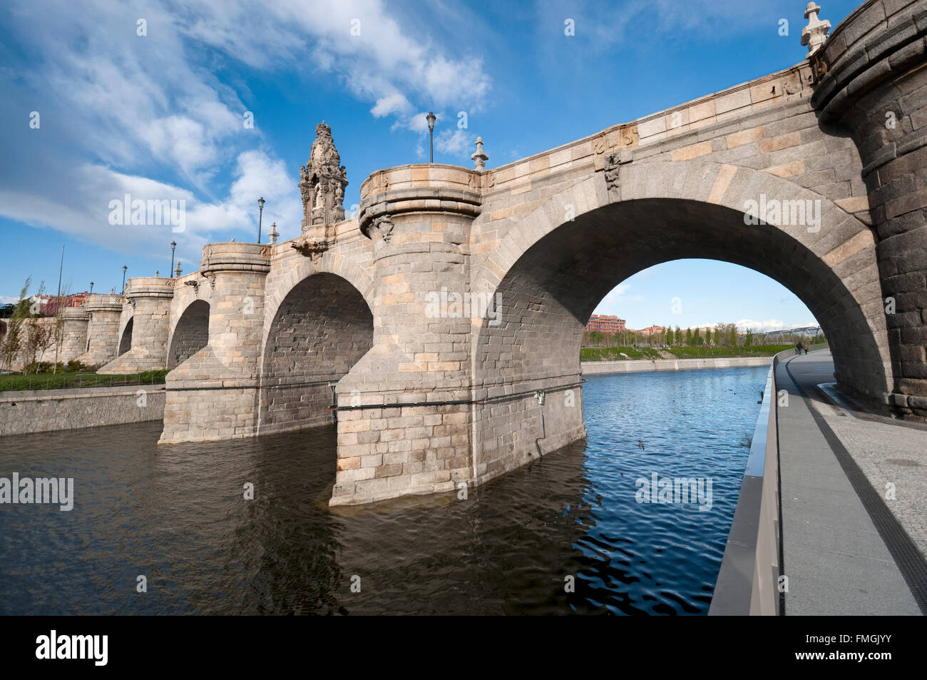 Blick auf Toledo Brücke Puente de Toledo in spanischer Sprache über Fluss Manzanares, Madrid, Spanien. Es wurde im XVII Jahrhundert erbaut. Stockfoto