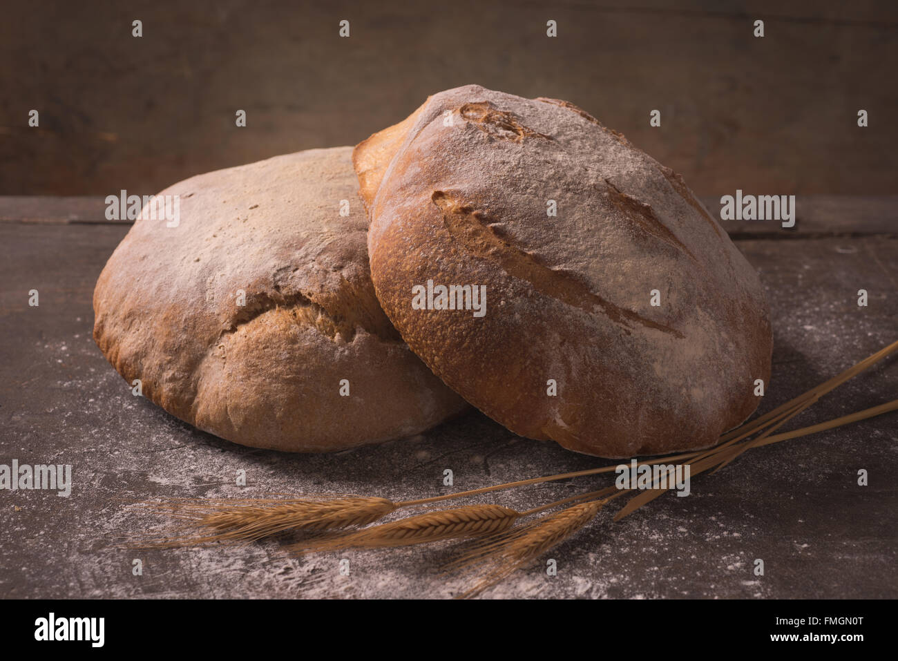 Rustikale handgemachte Holzofen gebackenes Brot Stockfoto