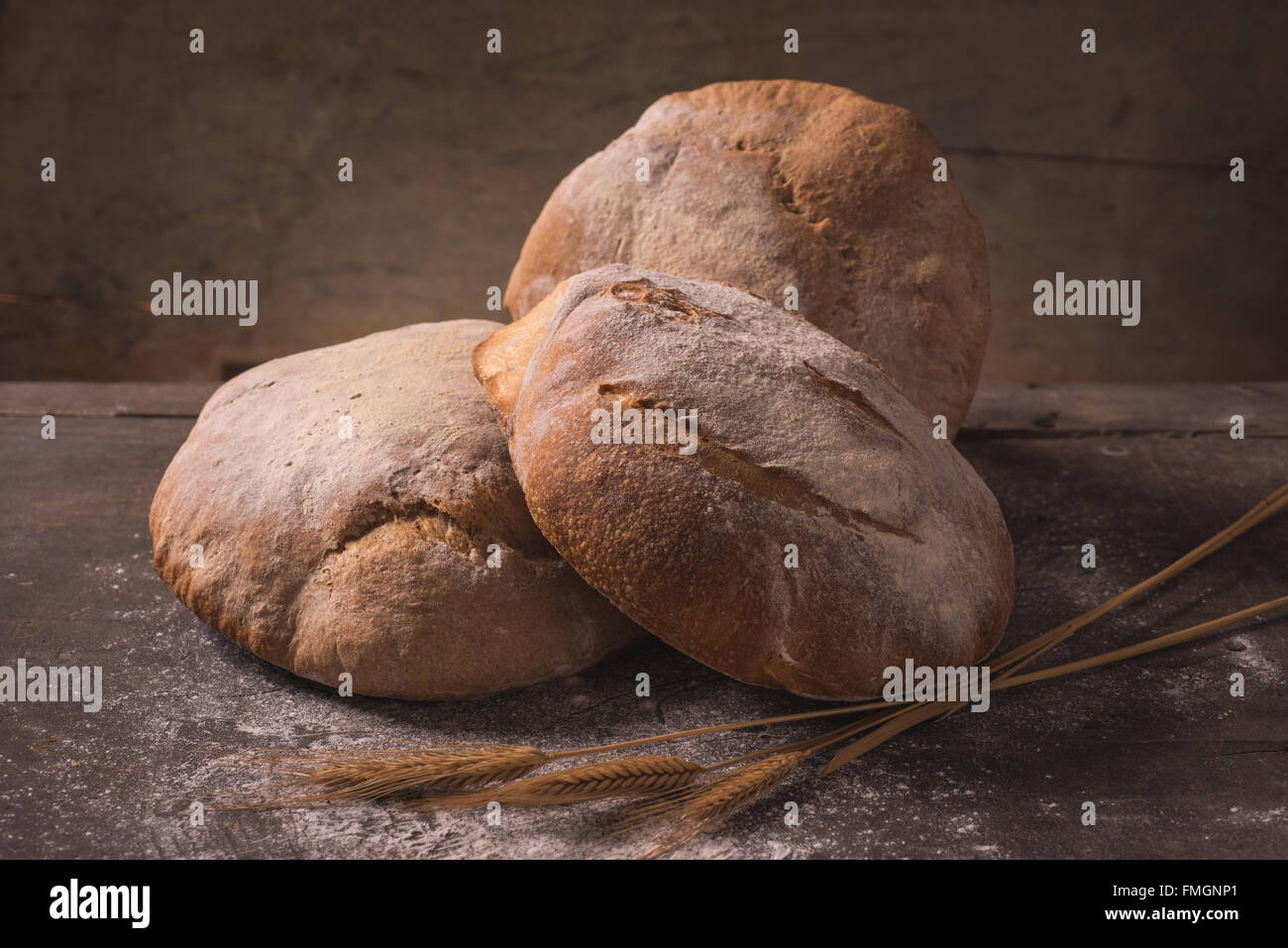 Rustikale handgemachte Holzofen gebackenes Brot Stockfoto