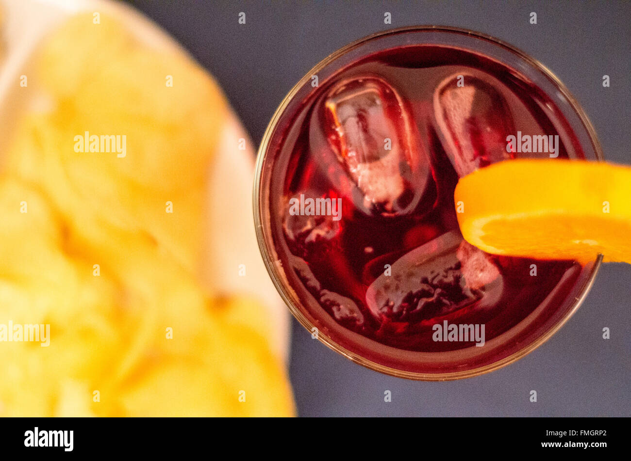 Campari Red mit Pommes frites Stockfoto