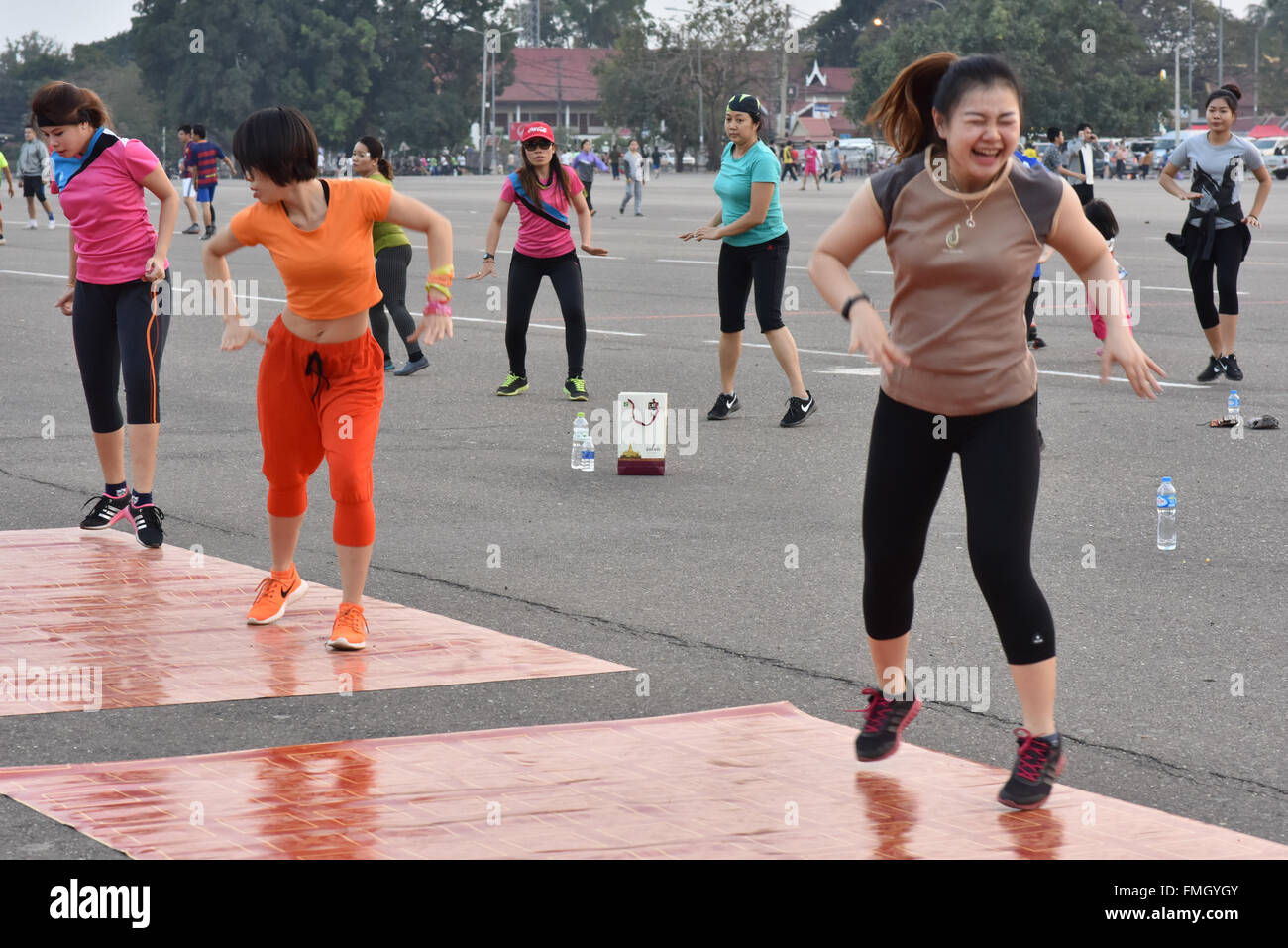 Frauen in der Gruppe von Vientiane, Laos Ausübung Stockfoto