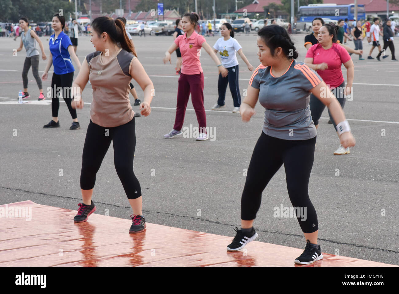 Frauen in der Gruppe von Vientiane, Laos Ausübung Stockfoto