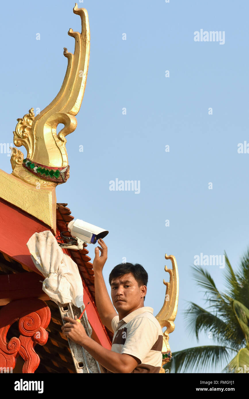 Mann Installation Überwachungskamera auf Tempel, Vientiane Laos Stockfoto