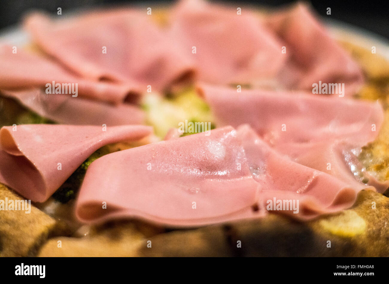 Pizza Schinken und Käse Mortadella Bologna in Neapel Stockfoto