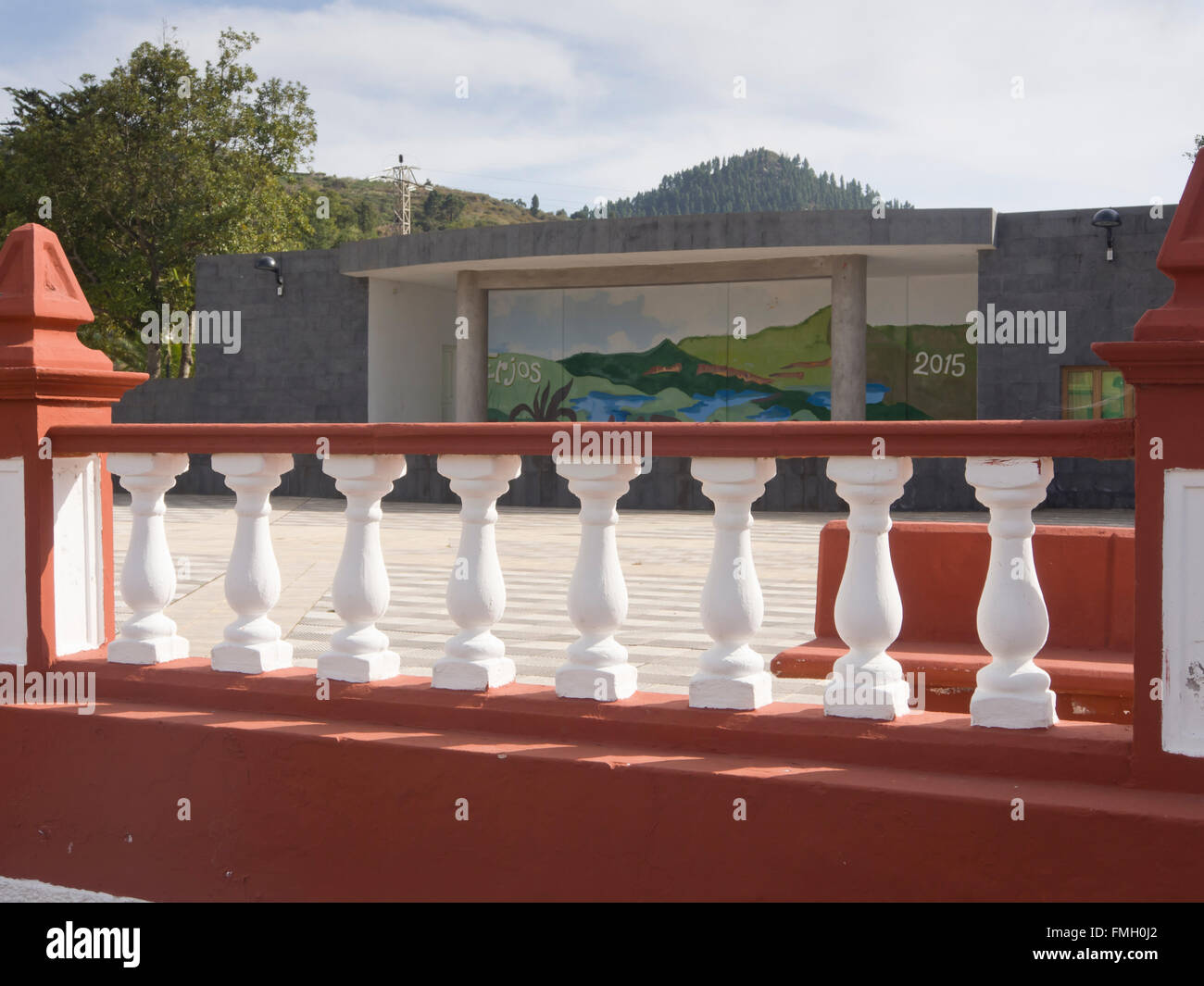 Plaza de Erjos auf Teneriffa am Dorfplatz mit frisch gestrichenen Landschaft auf der kleinen Bühne Stockfoto