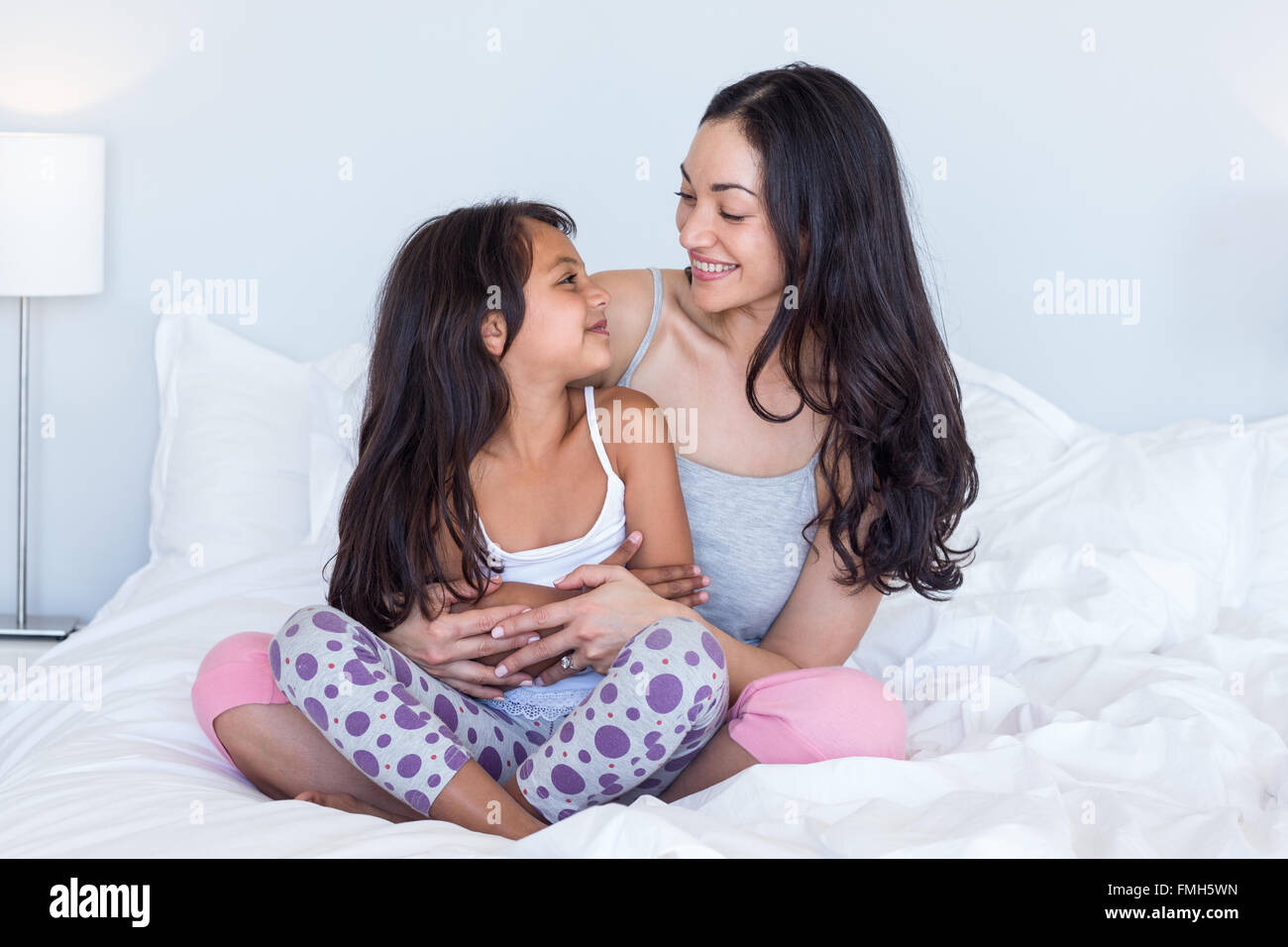 Frau mit ihrer Tochter entspannend Stockfoto