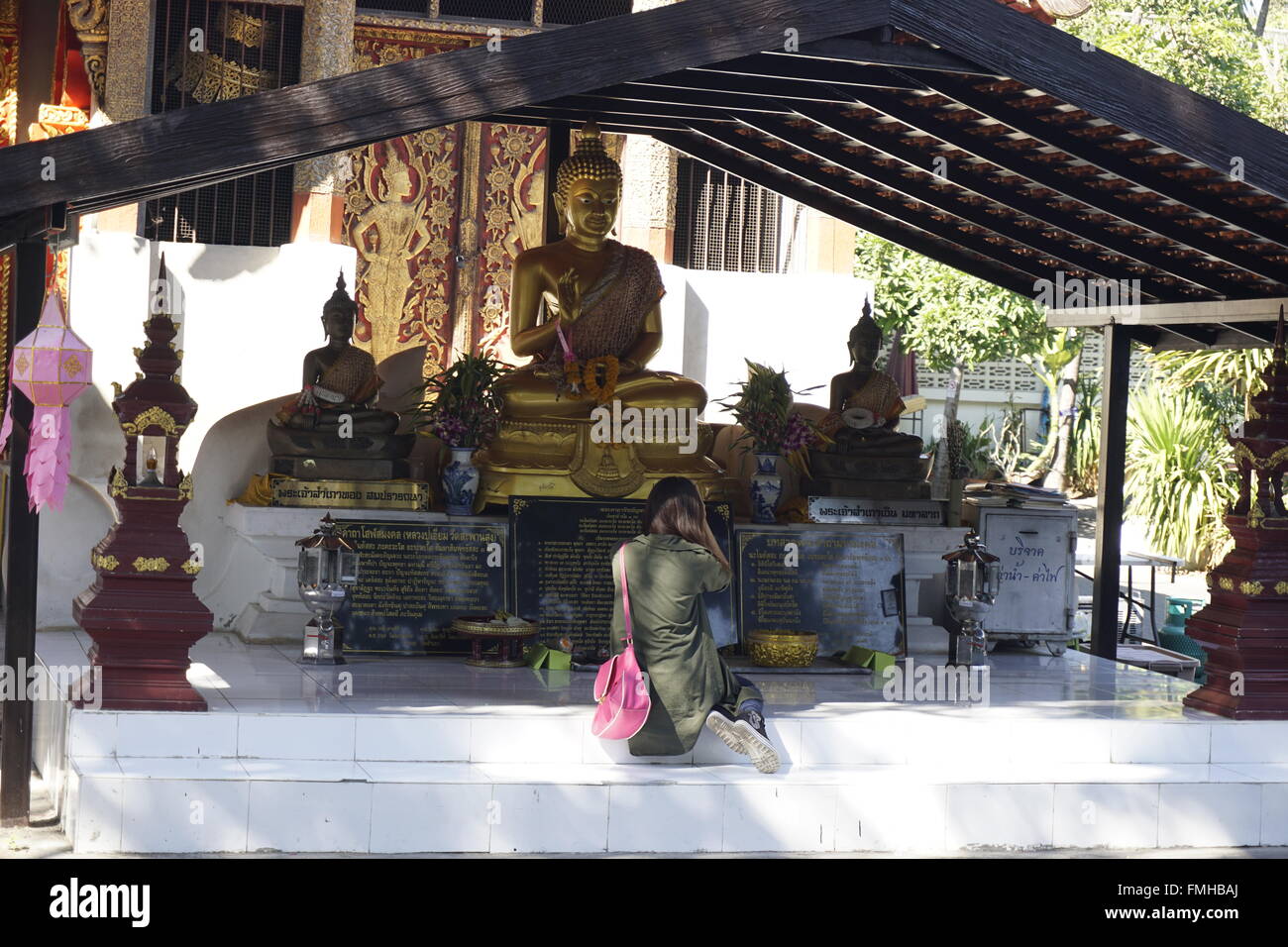 Thai Mädchen beten zu Buddha Stockfoto
