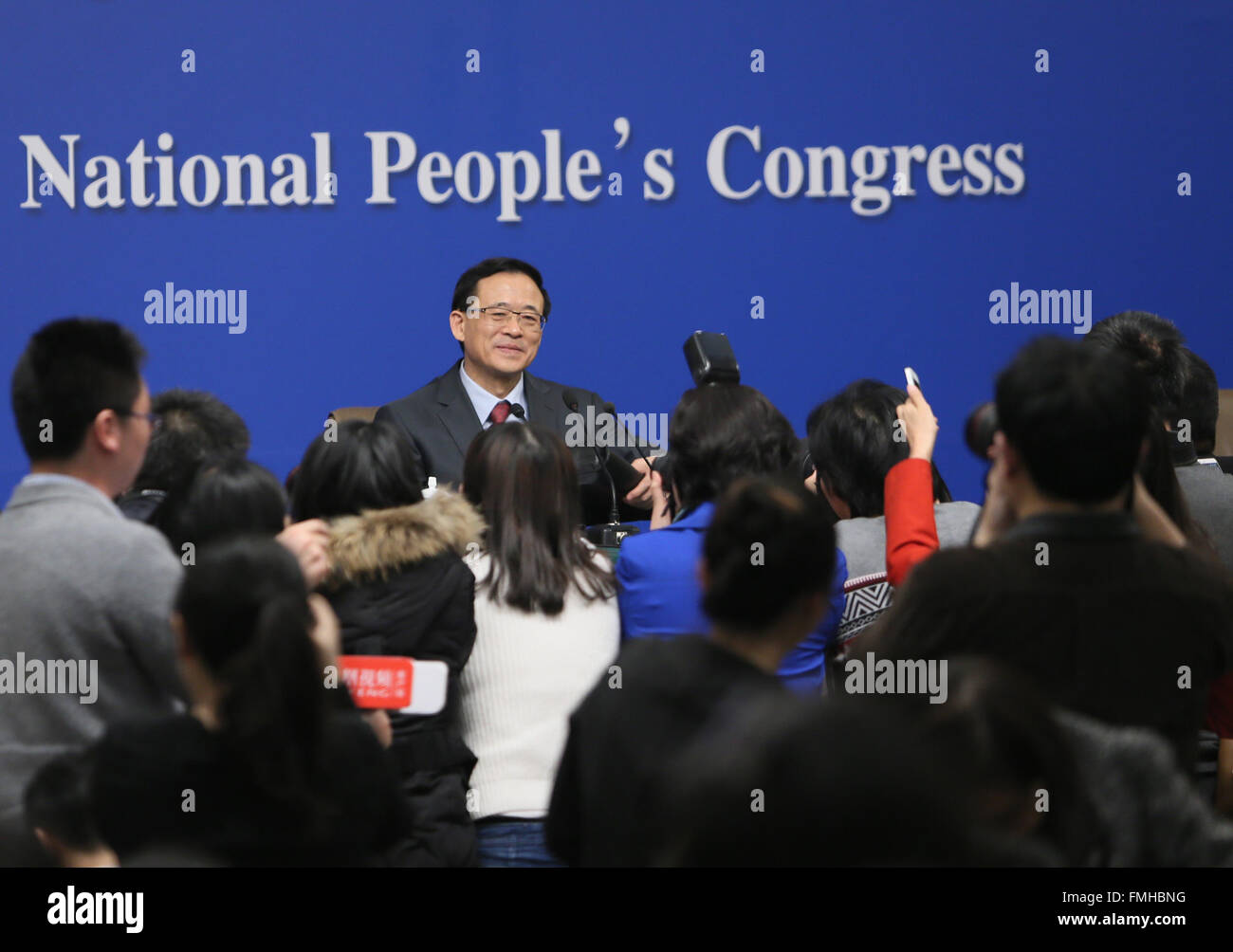 Peking, China. 12. März 2016. Vorsitzender der China Securities Regulatory Kommission Liu Shiyu erhält ein Interview nach einer Pressekonferenz am Rande der vierten Tagung der 12. nationalen Volkskongresses in Peking, Hauptstadt von China, 12. März 2016. © Chen Junqing/Xinhua/Alamy Live-Nachrichten Stockfoto