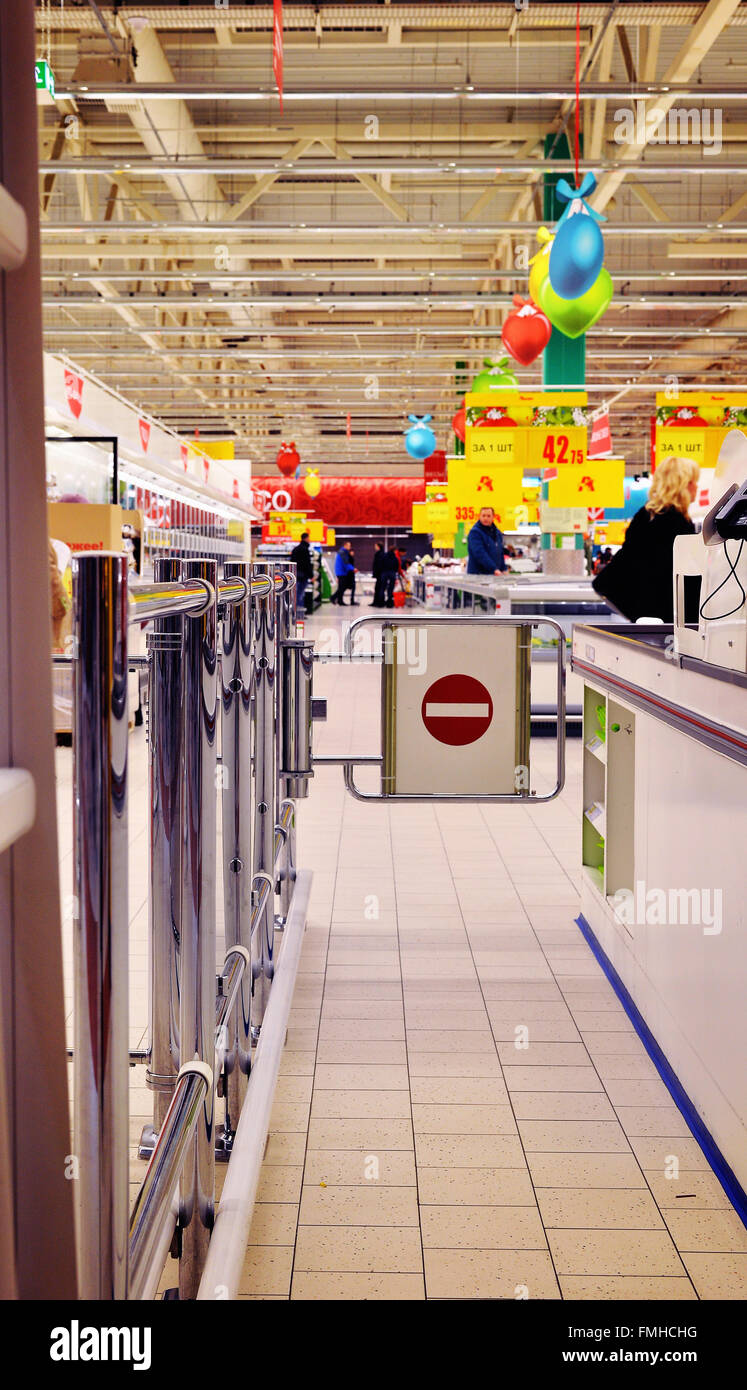 Russland - Dezember 12,2015: Eingang zum Supermarkt in Petrosawodsk am 12. Dezember 2015 in Russland. Stockfoto