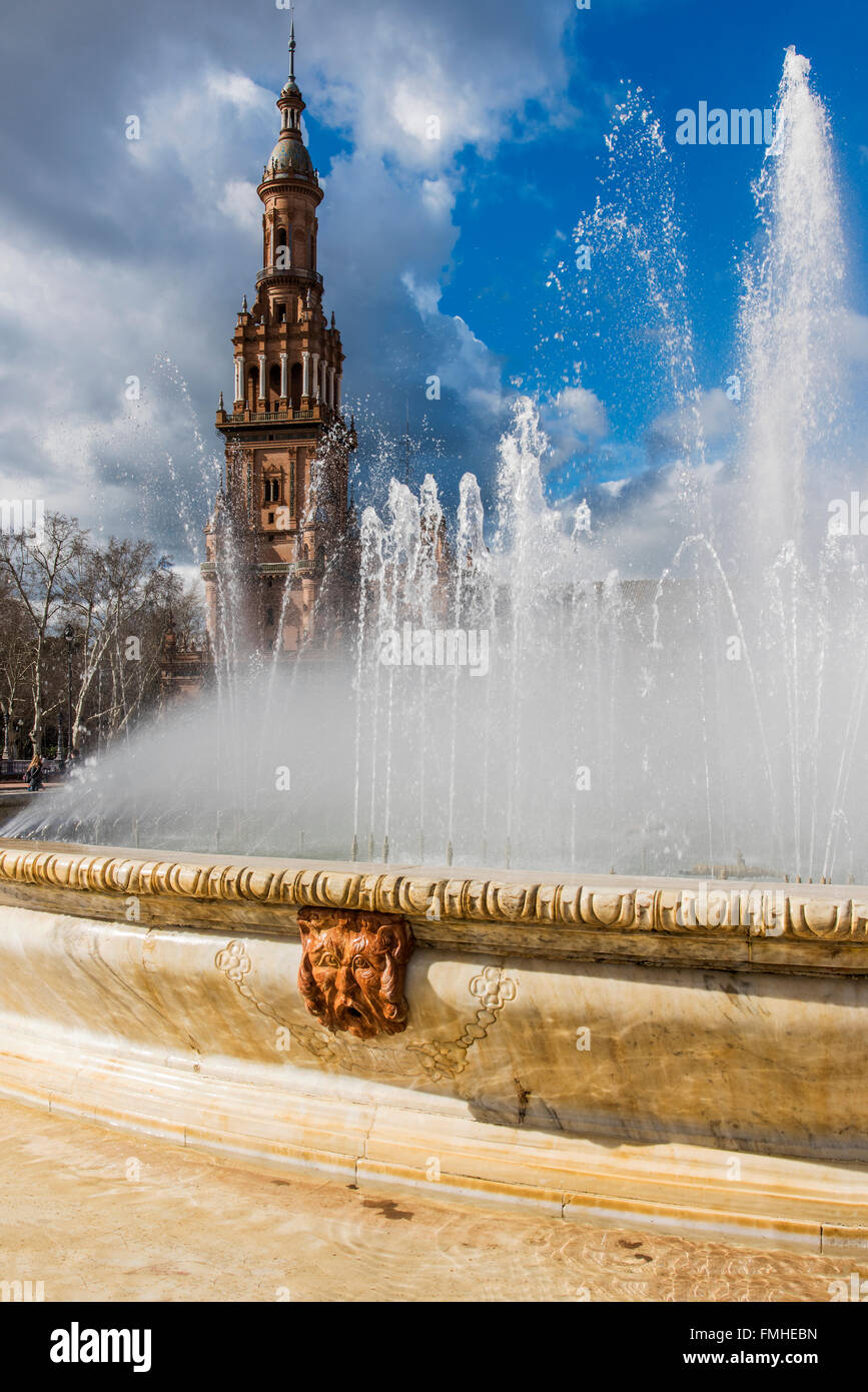 Brunnen und South Tower in Plaza de Espana, Sevilla, Andalusien, Spanien Stockfoto