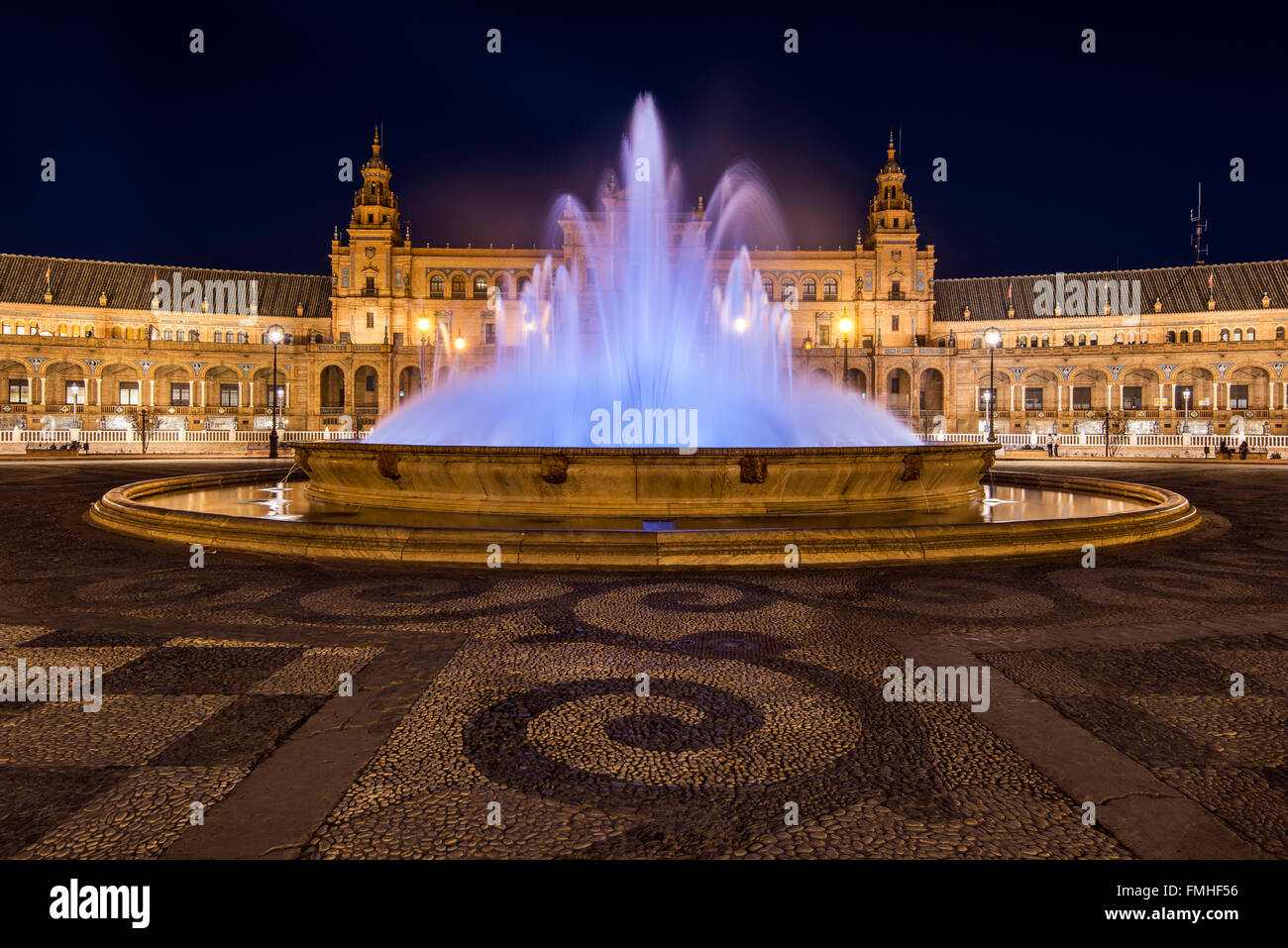 Nachtansicht des Plaza de Espana, Sevilla, Andalusien, Spanien Stockfoto