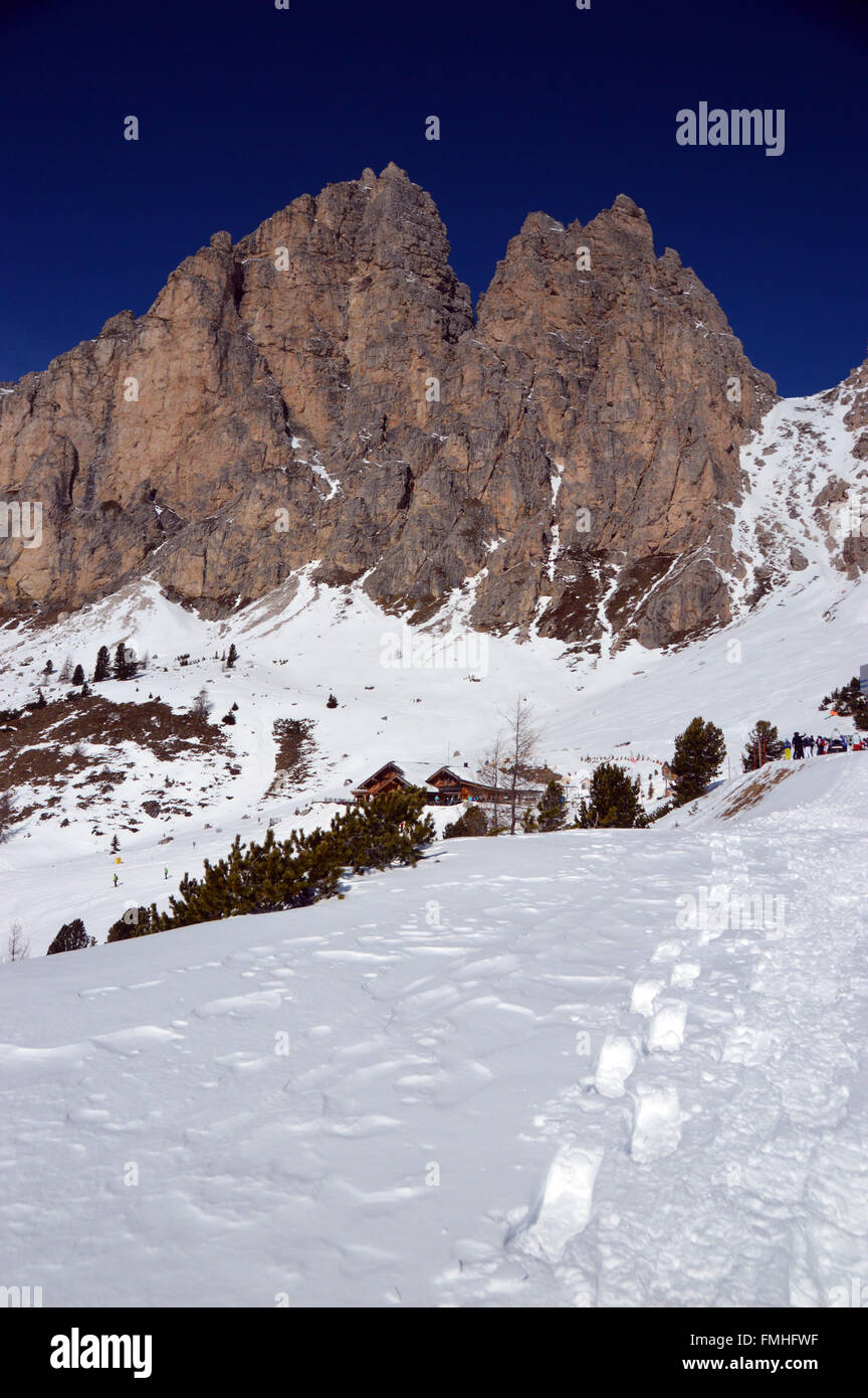 Fußspuren im Schnee mit dem Berg Gran Cir hoch aufragenden über Jimmys Refugio in der Nähe von Corvara in italienischen Dolomiten Stockfoto