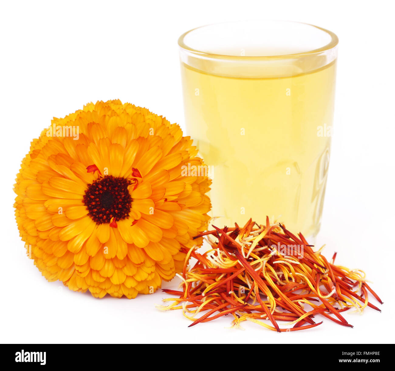 Pflanzliche Calendula Blume mit Extrakt in einem Glas auf weißem Hintergrund Stockfoto