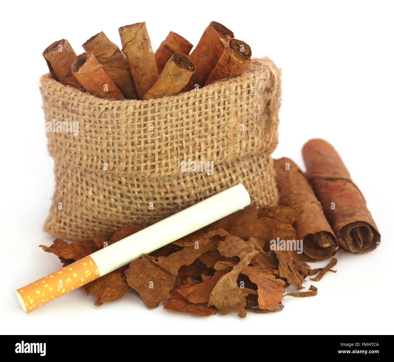 Gerollte trockene Tabakblätter mit Zigarette auf weißem Hintergrund Stockfoto