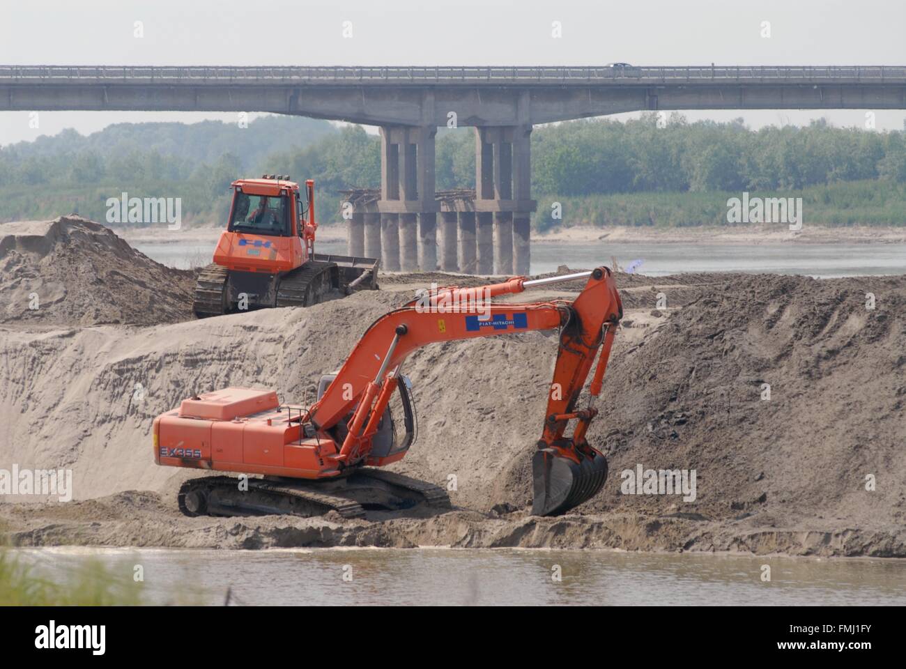 Italien, außergewöhnlich niedrigem Wasserstand des Flusses Po in Boretto (Parma), arbeitet, um das Flussbett zu vertiefen Stockfoto