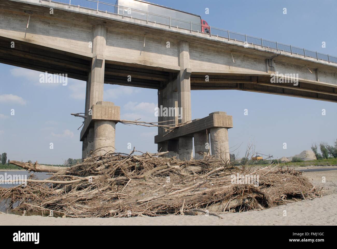 Italien, außergewöhnlich niedrigem Wasserstand des Flusses Po in Boretto (Parma) Stockfoto
