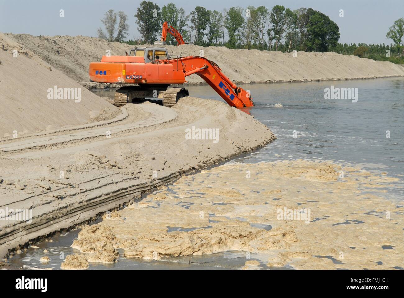 Italien, außergewöhnlich niedrigem Wasserstand des Flusses Po in Boretto (Parma), arbeitet, um das Flussbett zu vertiefen Stockfoto