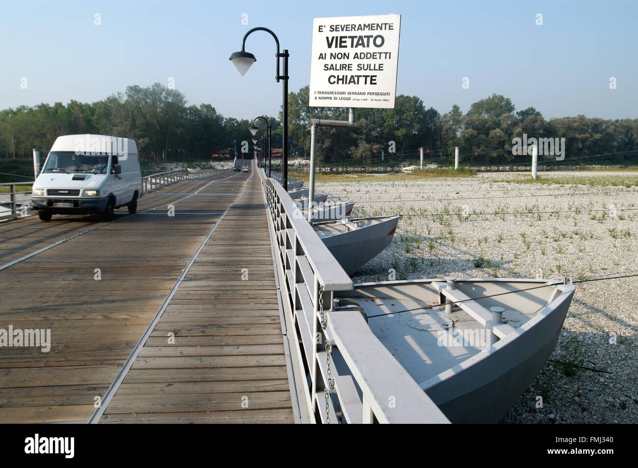 Italien, außergewöhnlich niedrigem Wasserstand des Flusses Ticino bei Bereguardo-Ponton-Brücke Stockfoto