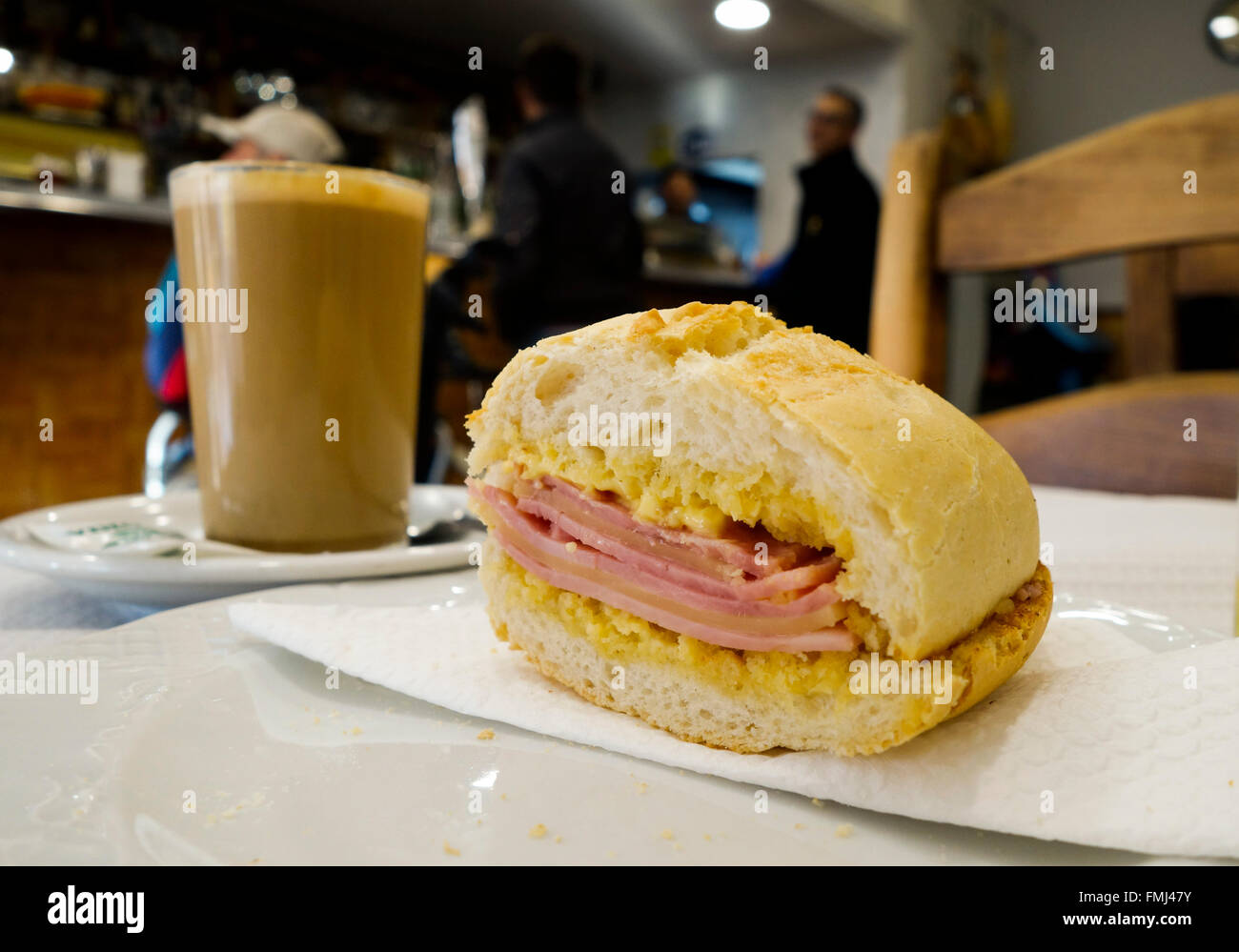 Spanisches Frühstück, Kaffee und ein Sandwich (Bocadillo) war eine spanische Cafeteria, Andalusien, Spanien. Stockfoto