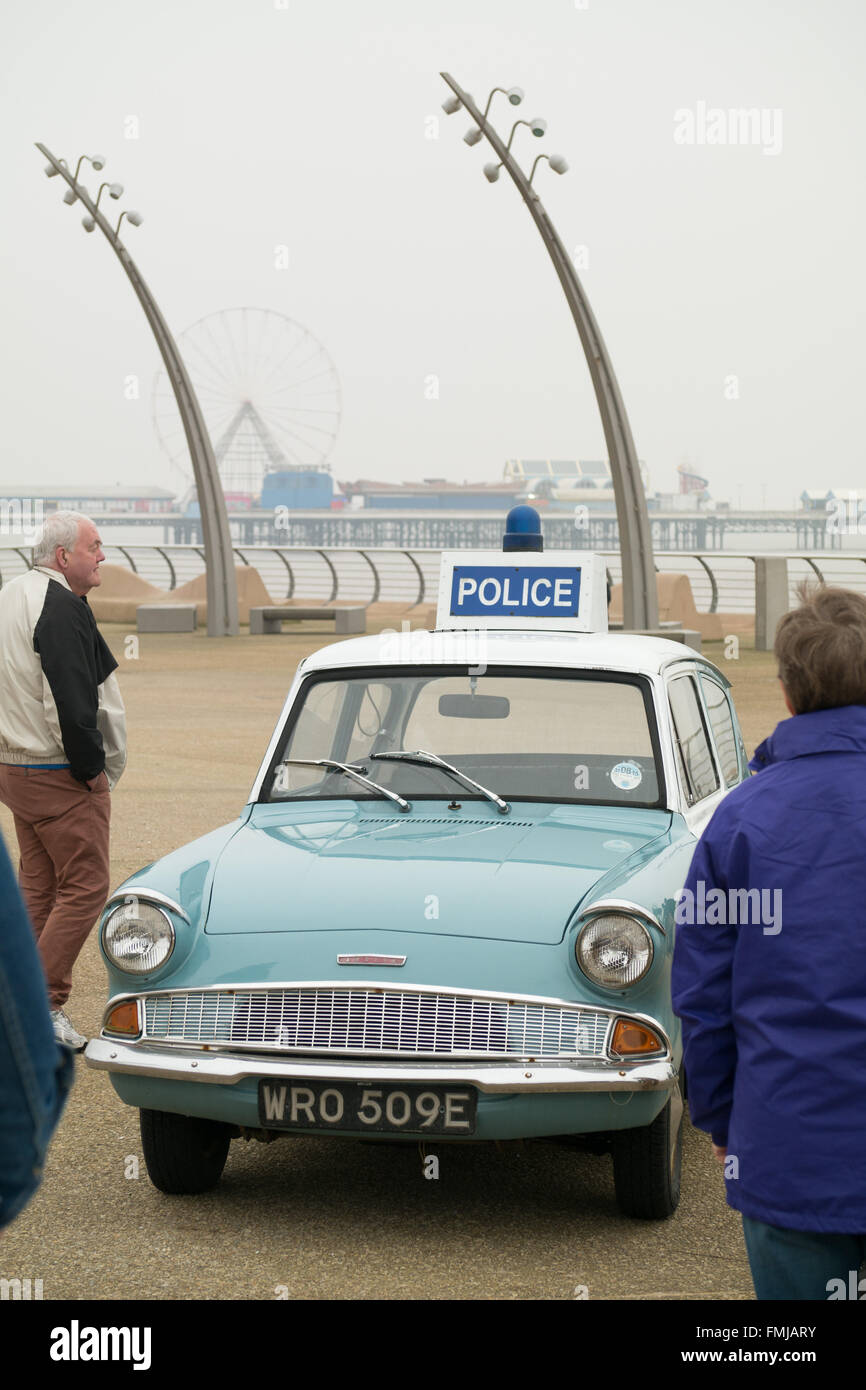 Blackpool, UK, 12. März 2016. Entertainment-News. Schauspieler David Lonsdale, die "Dorf-Narr spielt" David Stockwell in der lang andauernden Polizei-Serie "Herzschlag" der neue Theatertour basierend auf dem Progamm an Blackpools Komödie Teppich heute fördert. Posiert für Foto mit dem original Polizeiauto aus der Show, die David zu Mitgliedern der Öffentlichkeit spricht auf dieses neue Theatertour hervorheben, die in Blackpools Grand Theatre am Mittwoch, den 16. März beginnt. 2016. die nationwide Tour endet in Wolverhampton im Juli dieses Jahres Credit: Gary Telford/Alamy live-Nachrichten Stockfoto