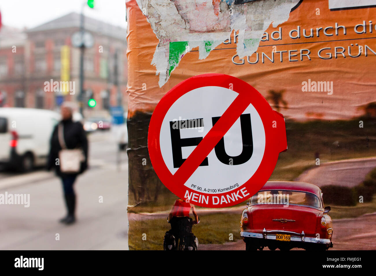 Nein zur EU Zeichen Aufkleber auf eine Anzeige mit den Vienna Street im Hintergrund in Österreich. Stockfoto