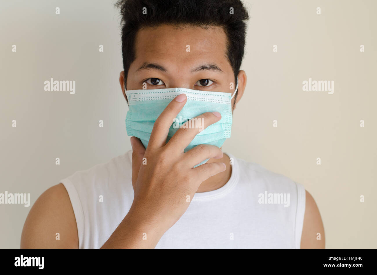 Asiatischen Mann trägt eine Gesichtsmaske Stockfoto