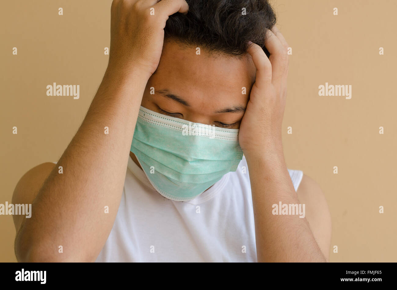 Asiatischen Mann trägt eine Gesichtsmaske Stockfoto