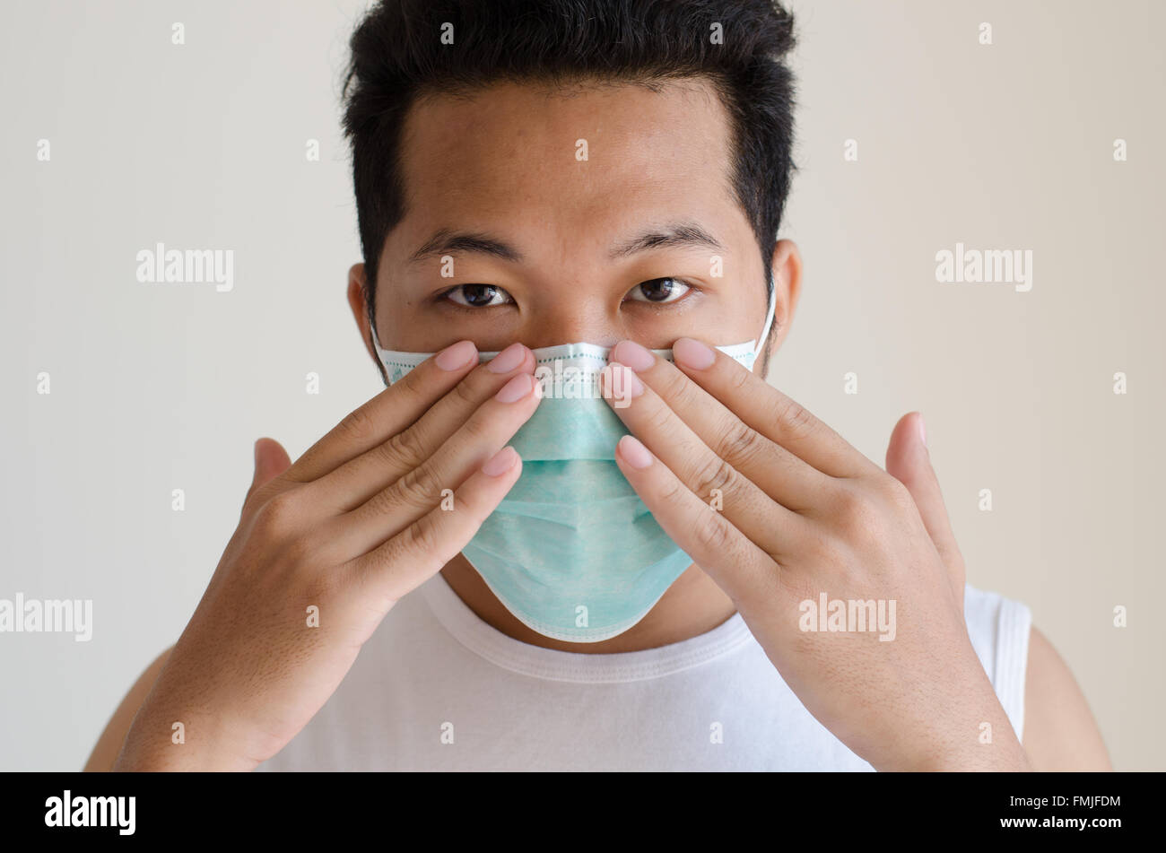 Asiatischen Mann trägt eine Gesichtsmaske Stockfoto