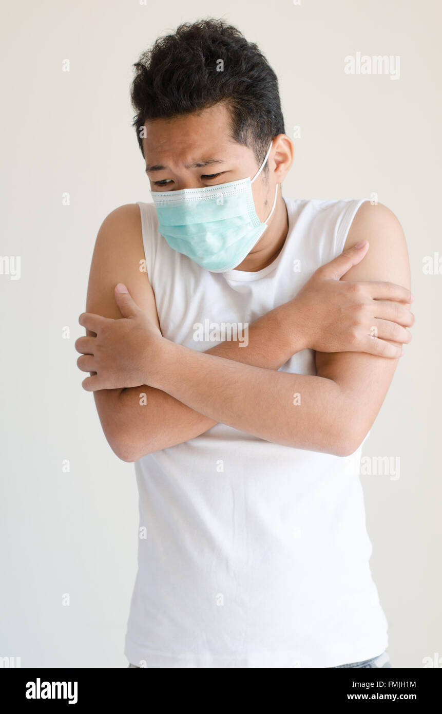 Asiatischen Mann trägt eine Gesichtsmaske Stockfoto