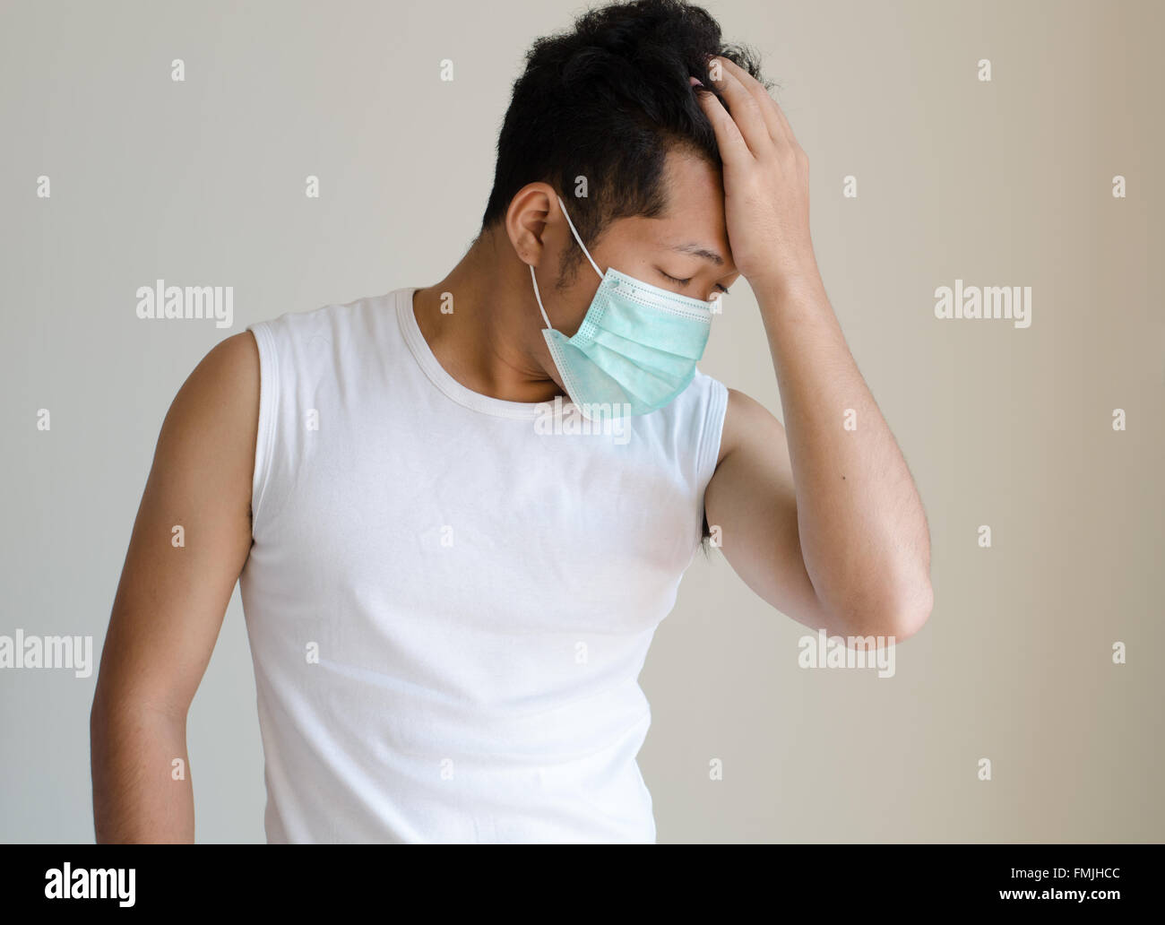 Asiatischen Mann trägt eine Gesichtsmaske Stockfoto