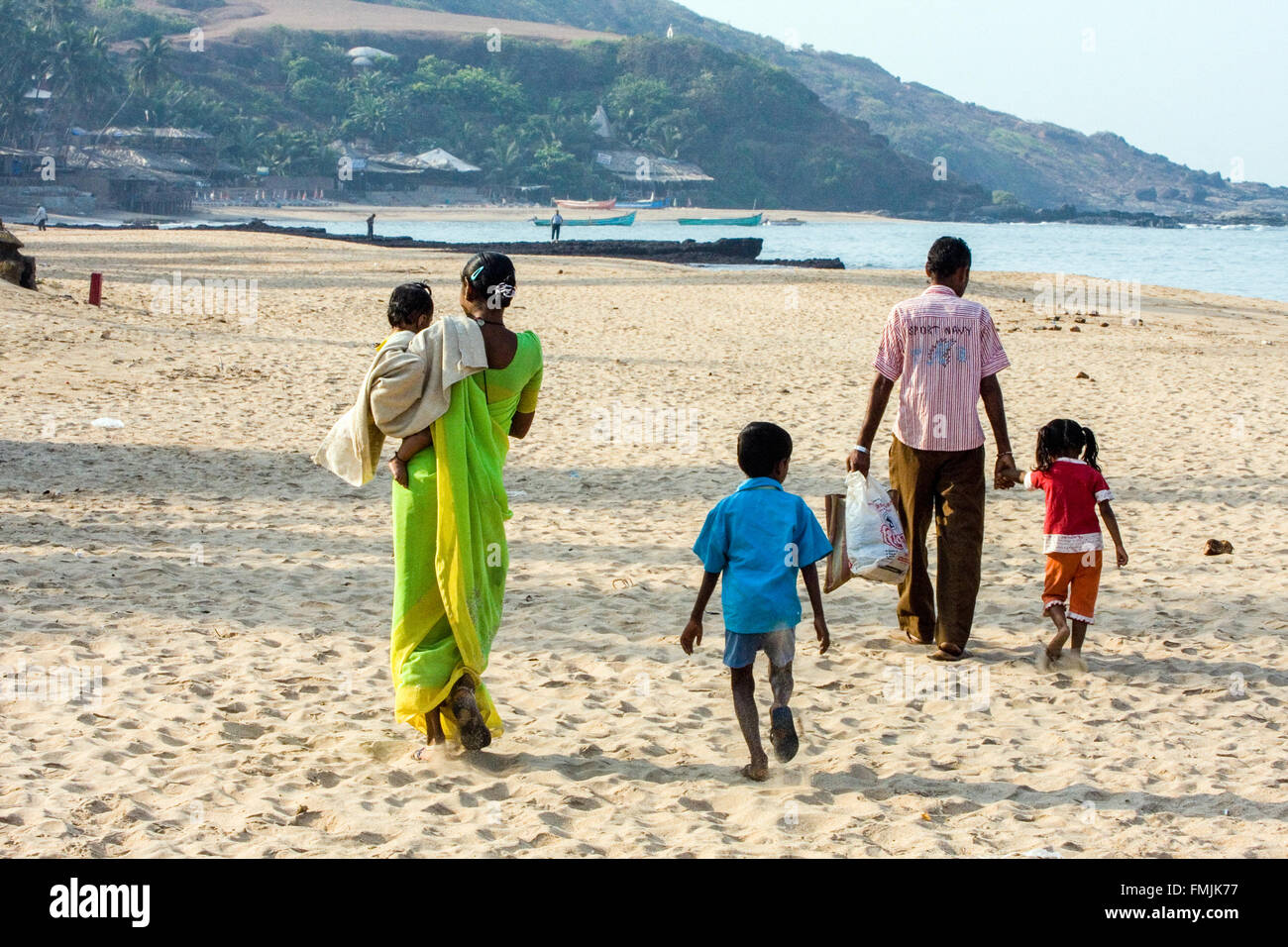 Lokalen indischen Familie am Strand von Anjuna Strand Anjuna Markttag, Hippie, Hippie, Goa, Indien, Asien, Stockfoto