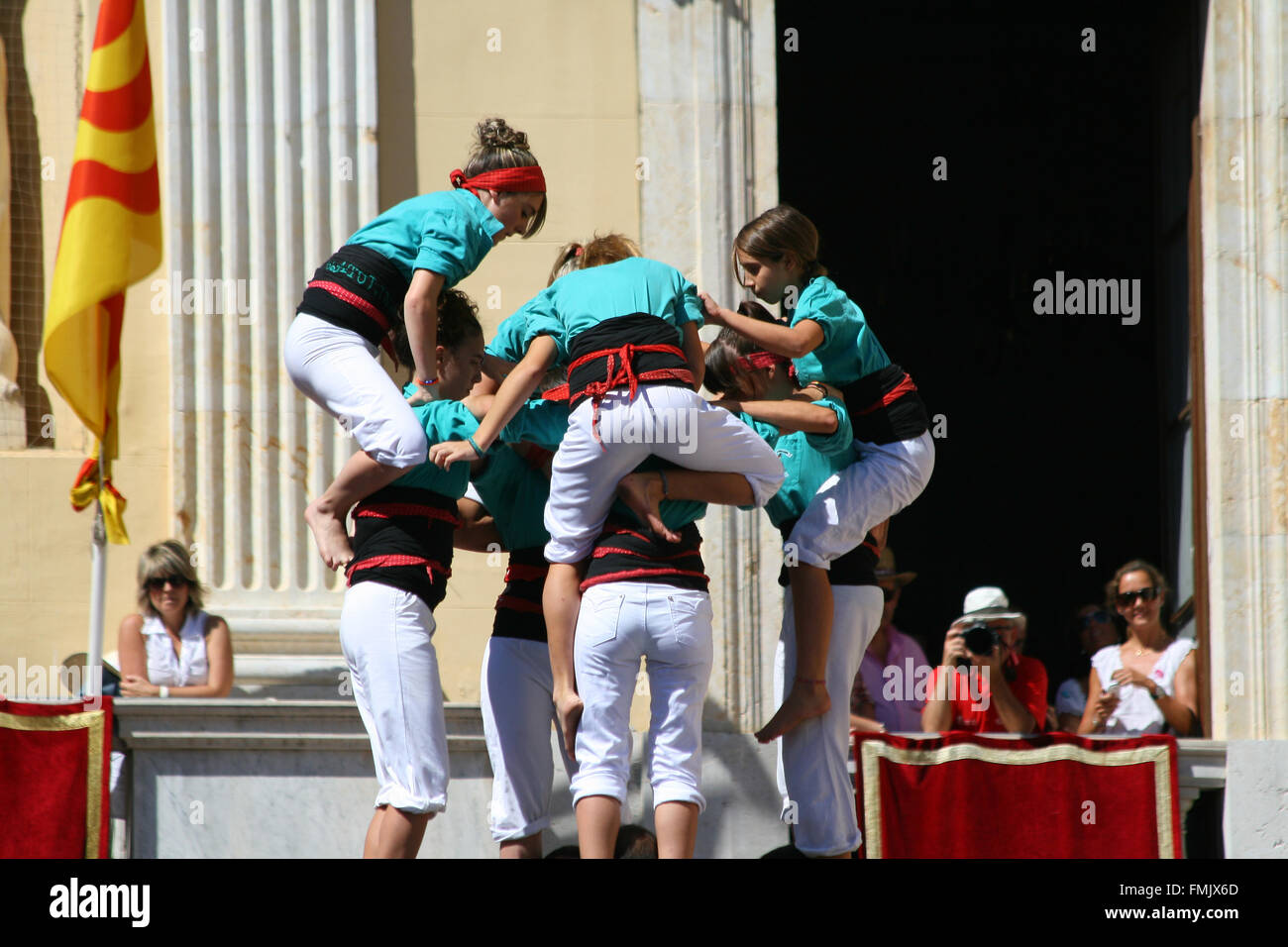 Menschen, die menschliche Türme, ein traditionelles Schauspiel in Katalonien genannt "Castellers" Stockfoto
