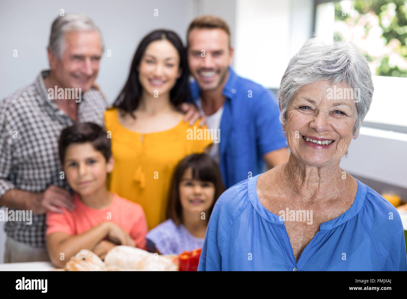 Ältere Frau in der Küche stehen Stockfoto