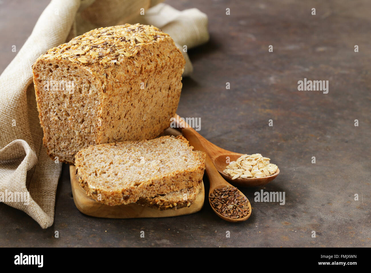 Roggen-Vollkornbrot mit Leinsamen und Haferflocken Stockfotografie - Alamy