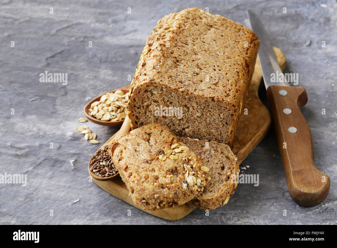 Roggen-Vollkornbrot mit Leinsamen und Haferflocken Stockfotografie - Alamy Roggen-Vollkornbrot mit Leinsamen und Haferflocken Stockfotografie - Alamy