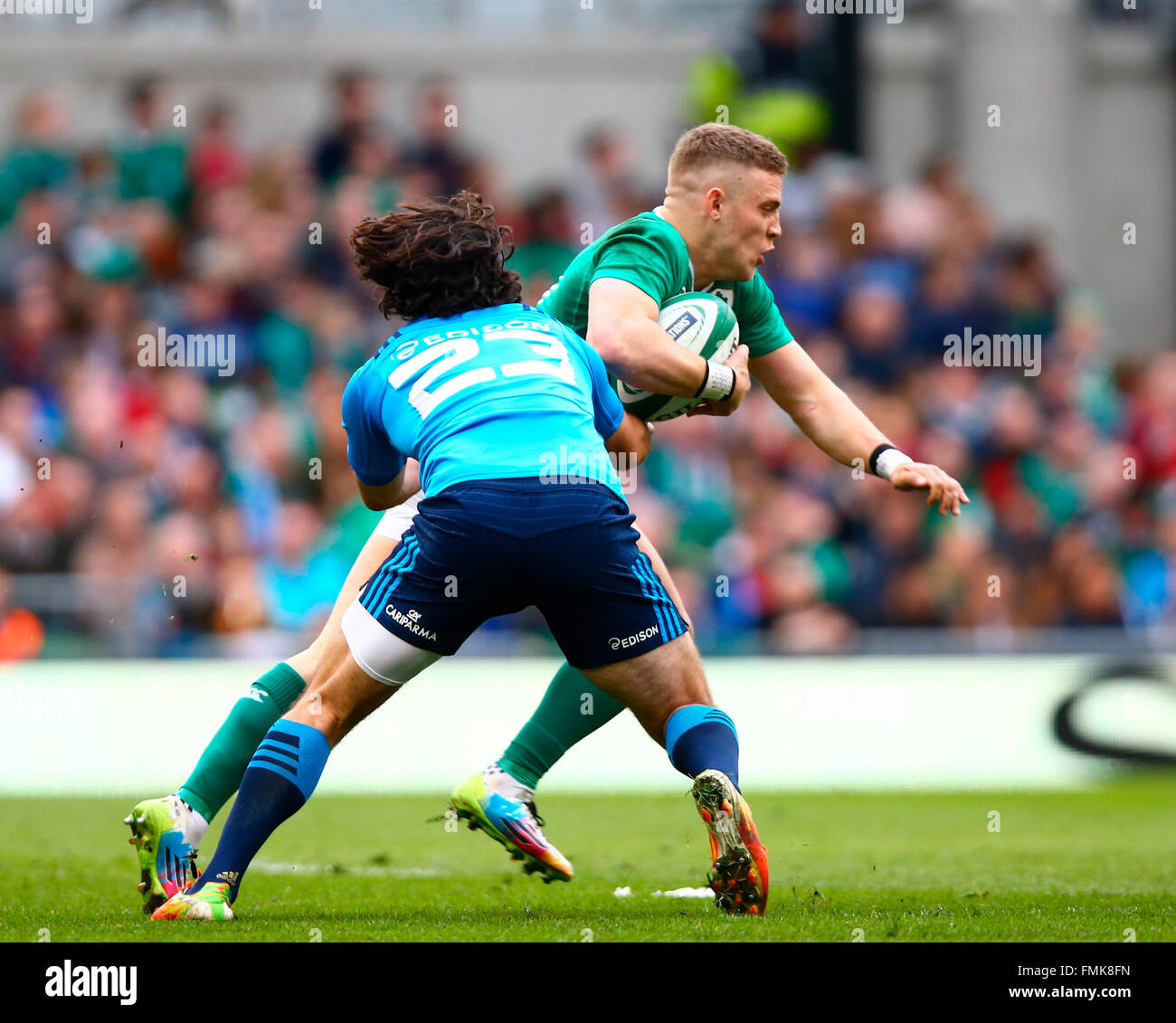 Aviva Stadion, Dublin, Irland. 12. März 2016. RBS Six Nations Championships. Irland im Vergleich zu Italien. Ian Madigan (Irland) von Luke McLean (Italien) in Angriff genommen wird. Bildnachweis: Aktion Plus Sport/Alamy Live-Nachrichten Stockfoto