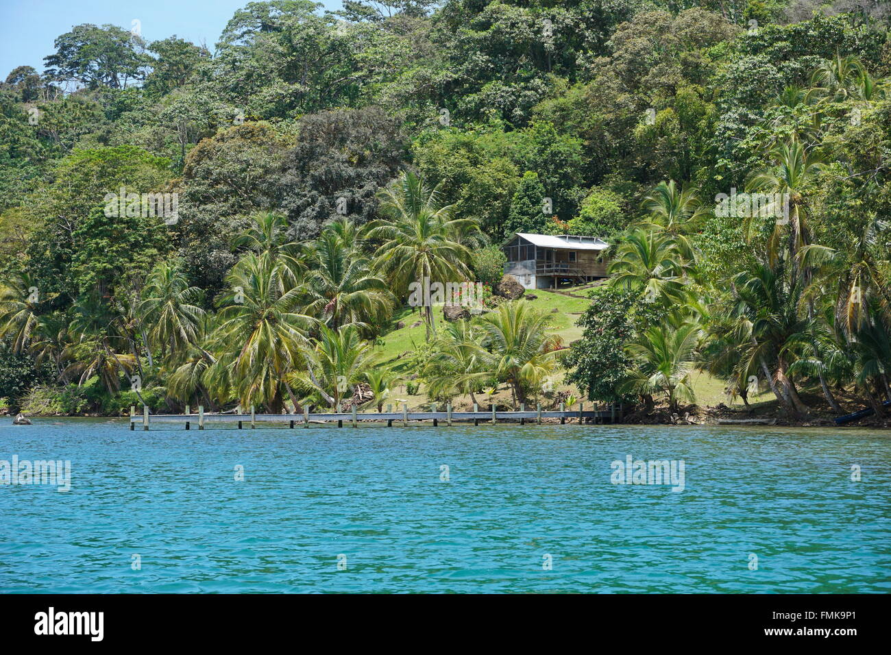Küsten-Eigenschaft mit einem rustikalen Haus, umgeben von üppigen tropischen Wald, Bocas del Toro, karibische Küste von Panama Stockfoto