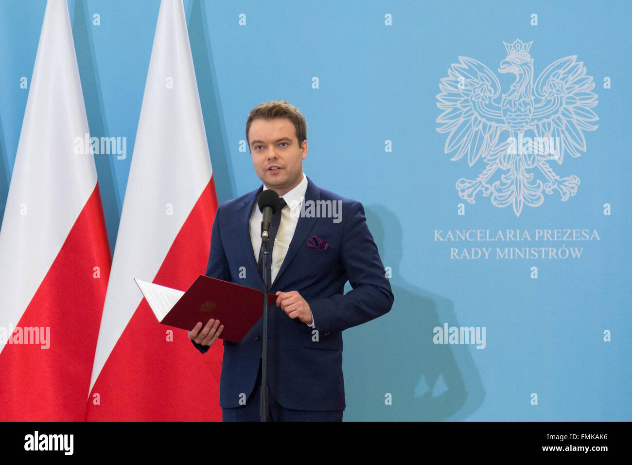 Warschau, Polen. 12. März 2016. Sprecher der polnischen Regierung, Rafal Bochenek während der Anweisung über die Venedig-Kommission Urteil am 12. März 2016 in Warschau, Polen. Bildnachweis: MW/Alamy Live-Nachrichten Stockfoto